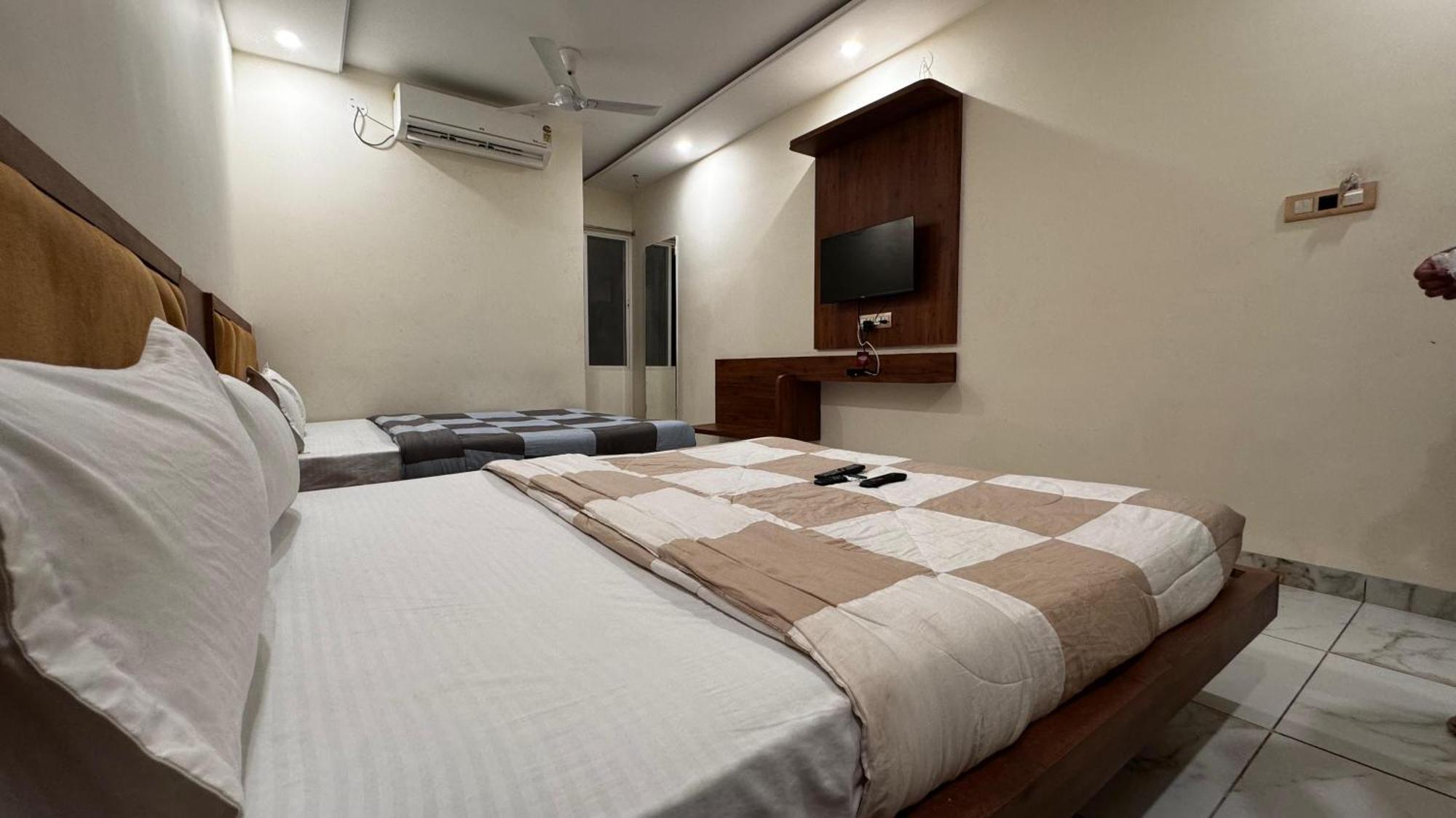 Hotel Prakasham Ujjain Dış mekan fotoğraf