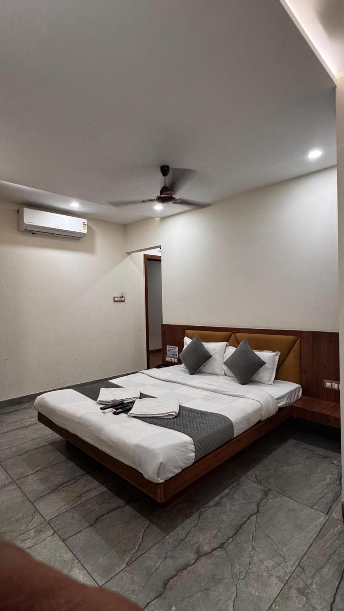 Hotel Prakasham Ujjain Dış mekan fotoğraf